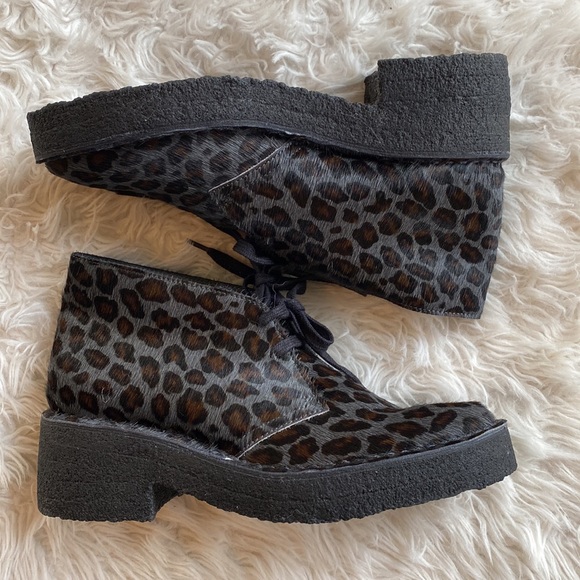 Clarks Originals leather gray leopard Arisa Desert boots. 7.5 - Picture 3 of 12